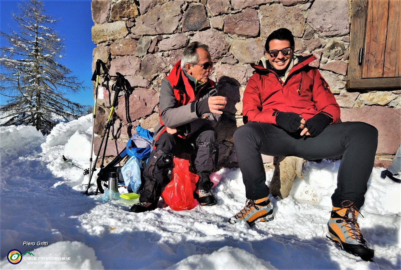 33 Un buon pranzetto sulle nevi al sole di Torcola Vaga seduti comodi su due bei tronchetti d'abete !.jpg